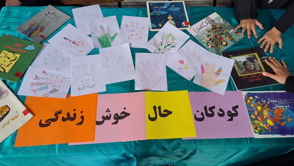 میز خدمت کانون شاهرود در مصلی نماز جمعه برپا شد