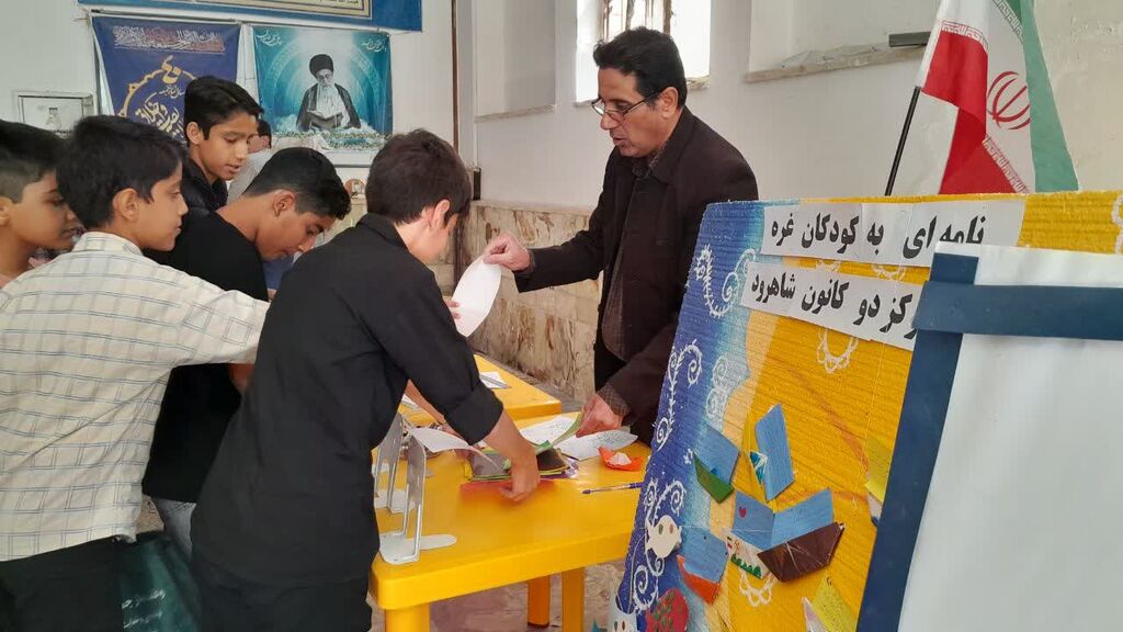 میز خدمت کانون شاهرود در مصلی نماز جمعه برپا شد