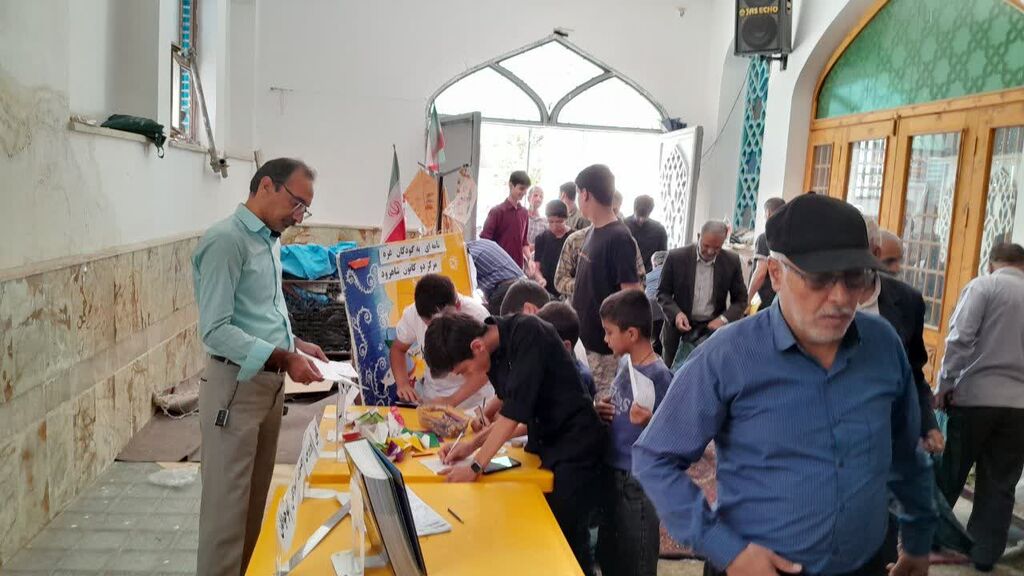 میز خدمت کانون شاهرود در مصلی نماز جمعه برپا شد