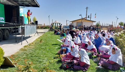 ( نمایش عروسکی «قهرمان آکواریوم» در ۷ شهرستان زنجان با تماشاخانه سیار به روایت تصویر