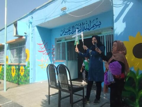 حضور مربی مرکز محمد شهر در مدرسه و قصه گویی برای دانش آموزان 