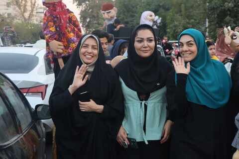 جنگ شادی و شادپیمایی عروسک‌های بلند قامت استان تهران در خیابان حجاب