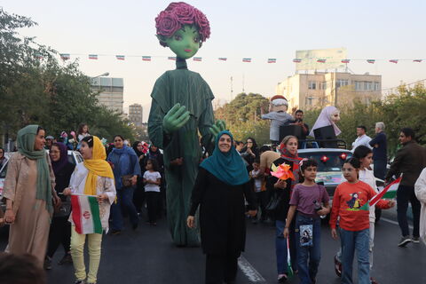 جنگ شادی و شادپیمایی عروسک‌های بلند قامت استان تهران در خیابان حجاب