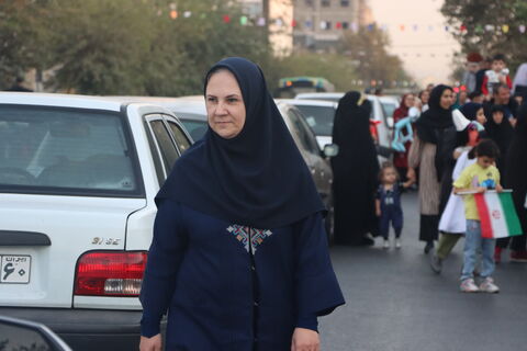 جنگ شادی و شادپیمایی عروسک‌های بلند قامت استان تهران در خیابان حجاب