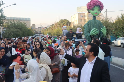 جنگ شادی و شادپیمایی عروسک‌های بلند قامت استان تهران در خیابان حجاب