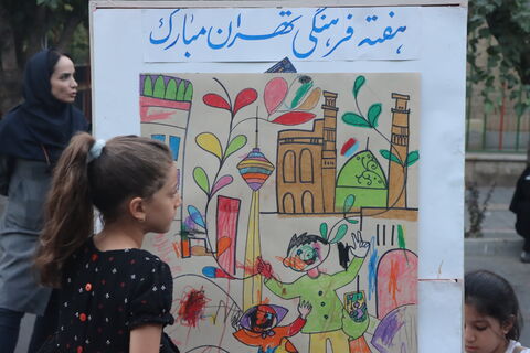 جنگ شادی و شادپیمایی عروسک‌های بلند قامت استان تهران در خیابان حجاب