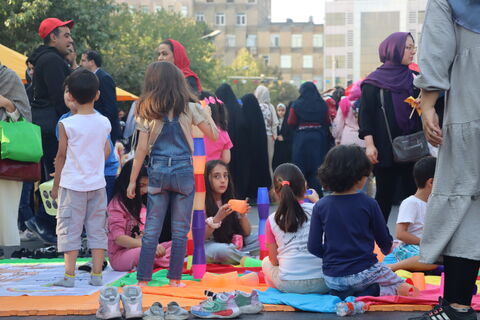 جنگ شادی و شادپیمایی عروسک‌های بلند قامت استان تهران در خیابان حجاب