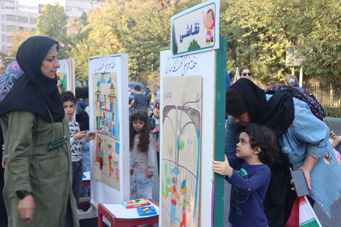 جنگ شادی و شادپیمایی عروسک‌های بلند قامت استان تهران در خیابان حجاب