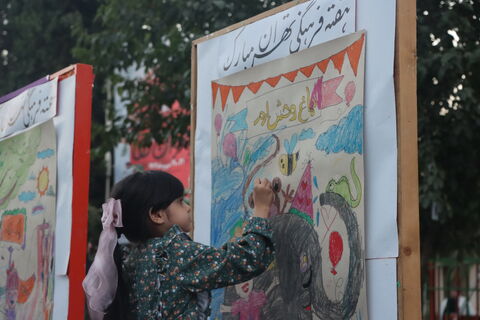 جنگ شادی و شادپیمایی عروسک‌های بلند قامت استان تهران در خیابان حجاب