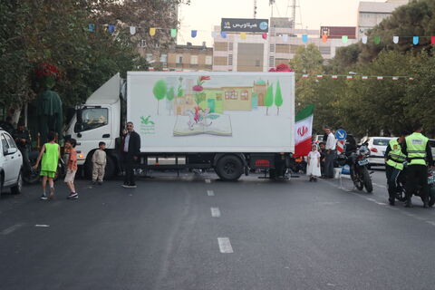 جنگ شادی و شادپیمایی عروسک‌های بلند قامت استان تهران در خیابان حجاب