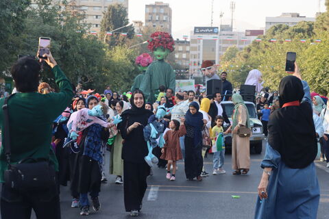 جنگ شادی و شادپیمایی عروسک‌های بلند قامت استان تهران در خیابان حجاب