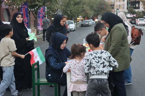 جنگ شادی و شادپیمایی عروسک‌های بلند قامت استان تهران در خیابان حجاب