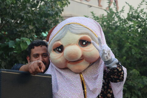 جنگ شادی و شادپیمایی عروسک‌های بلند قامت استان تهران در خیابان حجاب