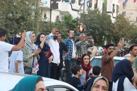 جنگ شادی و شادپیمایی عروسک‌های بلند قامت استان تهران در خیابان حجاب