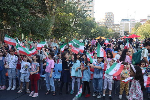 جنگ شادی و شادپیمایی عروسک‌های بلند قامت استان تهران در خیابان حجاب