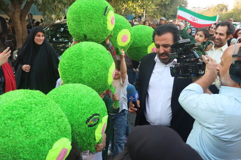 جنگ شادی و شادپیمایی عروسک‌های بلند قامت استان تهران در خیابان حجاب