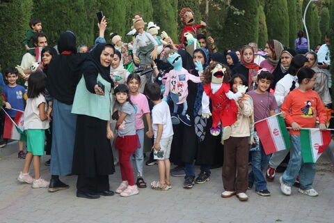 جنگ شادی و شادپیمایی عروسک‌های بلند قامت استان تهران در خیابان حجاب