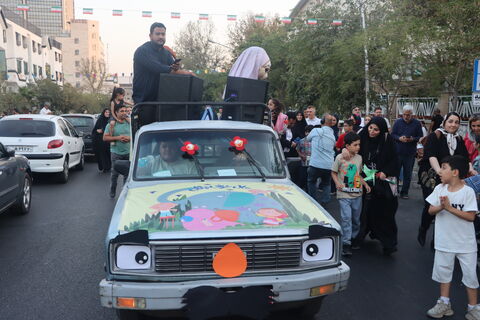 جنگ شادی و شادپیمایی عروسک‌های بلند قامت استان تهران در خیابان حجاب