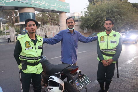 جنگ شادی و شادپیمایی عروسک‌های بلند قامت استان تهران در خیابان حجاب