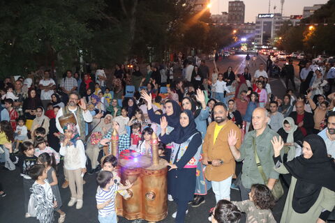 جنگ شادی و شادپیمایی عروسک‌های بلند قامت استان تهران در خیابان حجاب