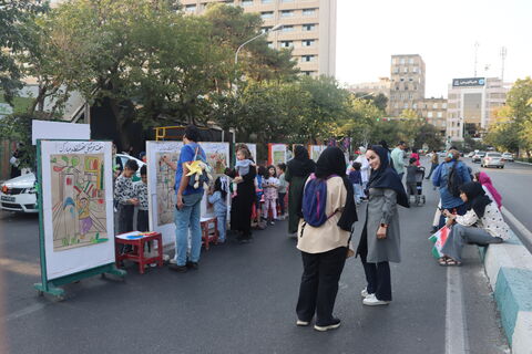 جنگ شادی و شادپیمایی عروسک‌های بلند قامت استان تهران در خیابان حجاب