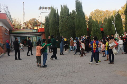 جنگ شادی و شادپیمایی عروسک‌های بلند قامت استان تهران در خیابان حجاب