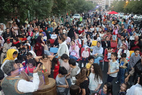 جنگ شادی و شادپیمایی عروسک‌های بلند قامت استان تهران در خیابان حجاب