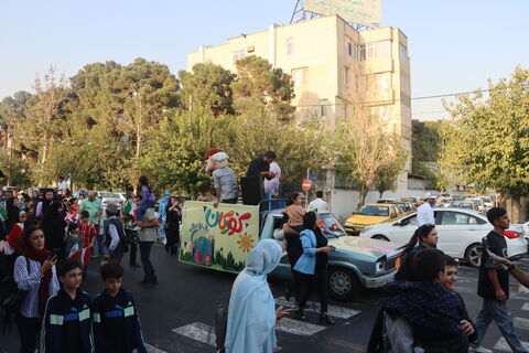 جنگ شادی و شادپیمایی عروسک‌های بلند قامت استان تهران در خیابان حجاب