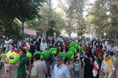 جنگ شادی و شادپیمایی عروسک‌های بلند قامت استان تهران در خیابان حجاب