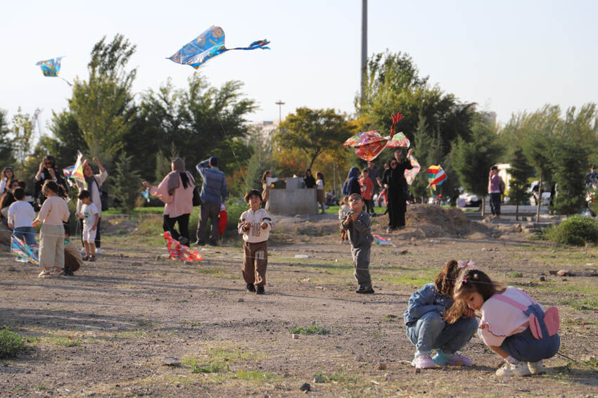 پرواز بادبادکها در آسمان ایران؛ جشن «حال خوش زندگی» برای کودکان