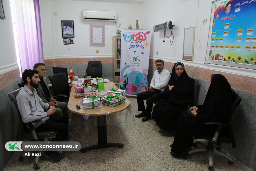 اهدای کتاب به دانشآموزان دبستان بایندر روستای بندرگاه