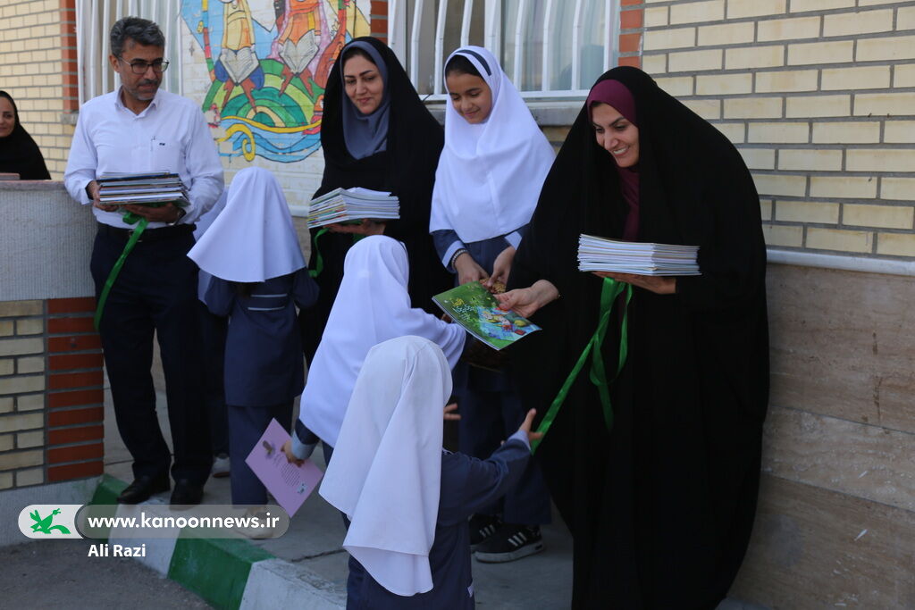 اهدای کتاب به دانشآموزان دبستان بایندر روستای بندرگاه