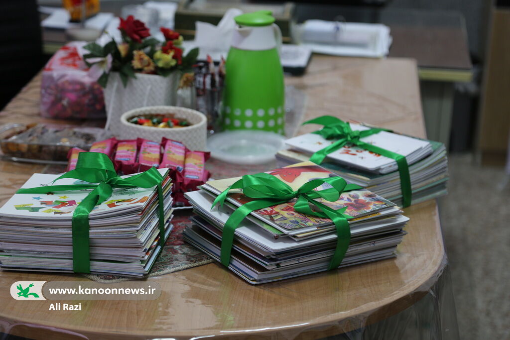 اهدای کتاب به دانشآموزان دبستان بایندر روستای بندرگاه