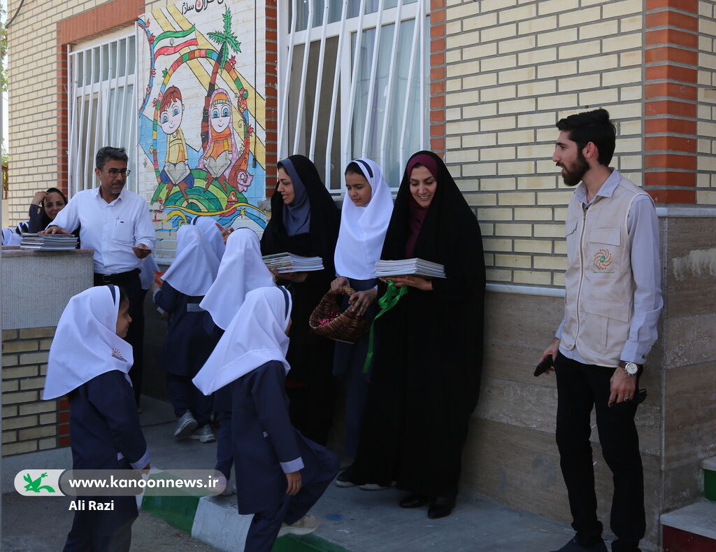 اهدای کتاب به دانشآموزان دبستان بایندر روستای بندرگاه
