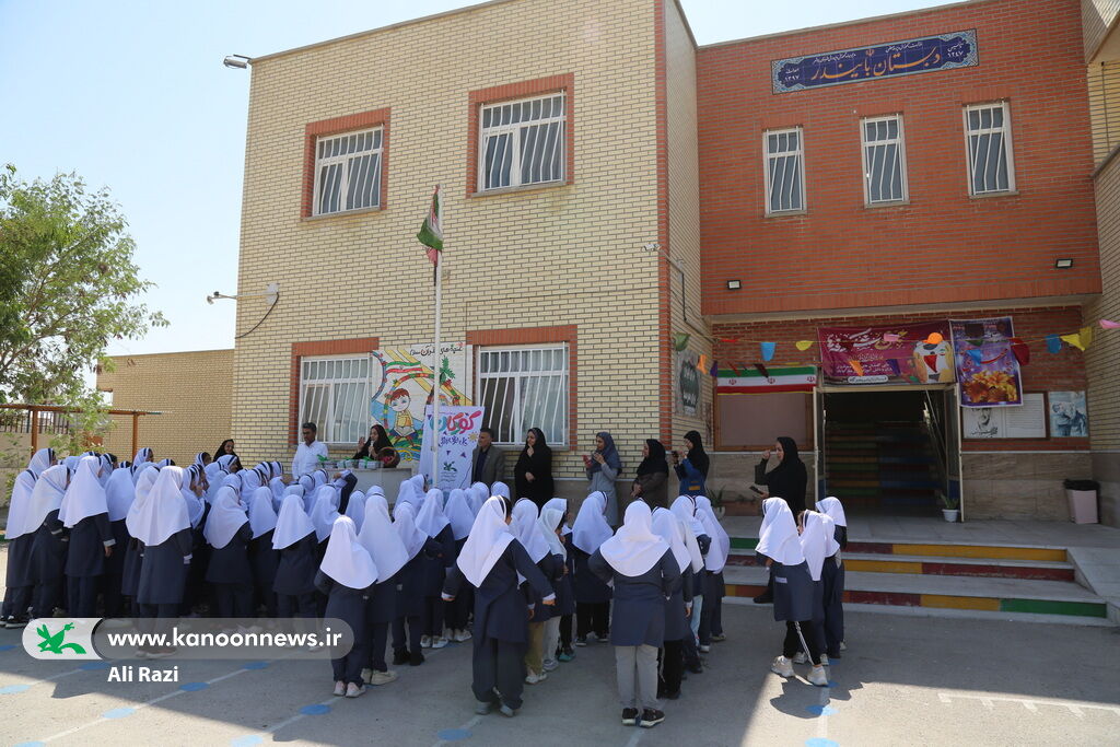 اهدای کتاب به دانشآموزان دبستان بایندر روستای بندرگاه