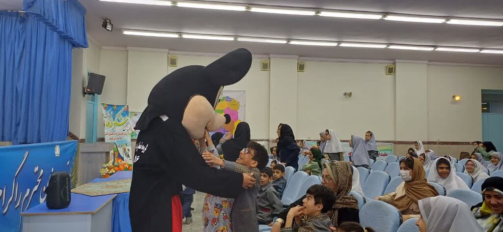 شادی در بیمارستان و مدارس نیازهای ویژه با کانون پرورش فکری همدان