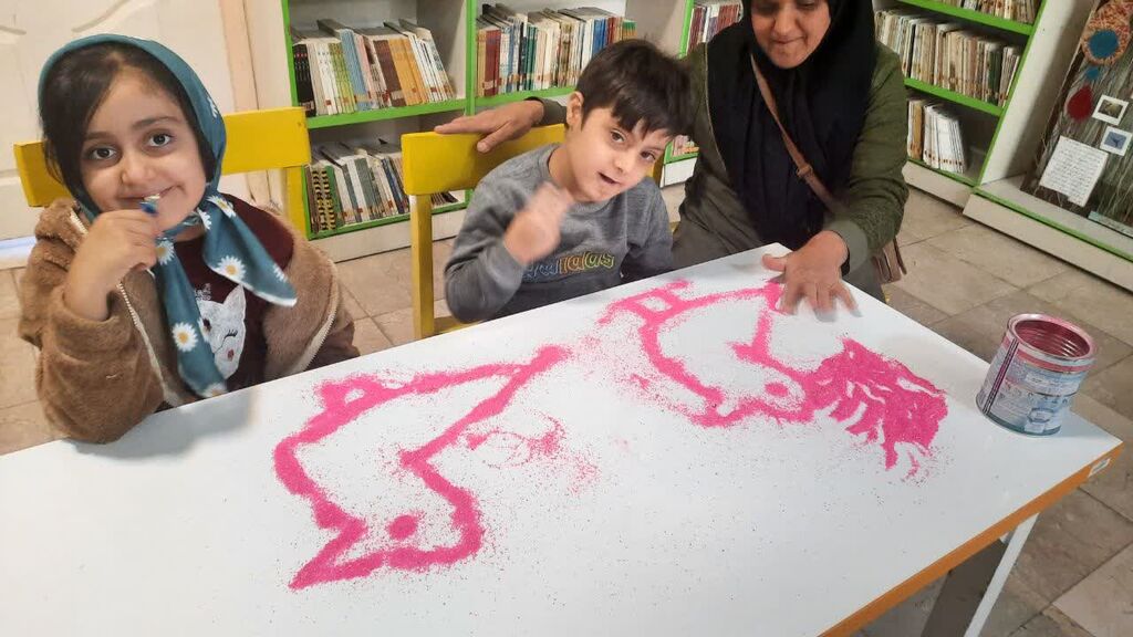 شادی در بیمارستان و مدارس کودکان با نیازهای ویژه با مربیان کانون همدان