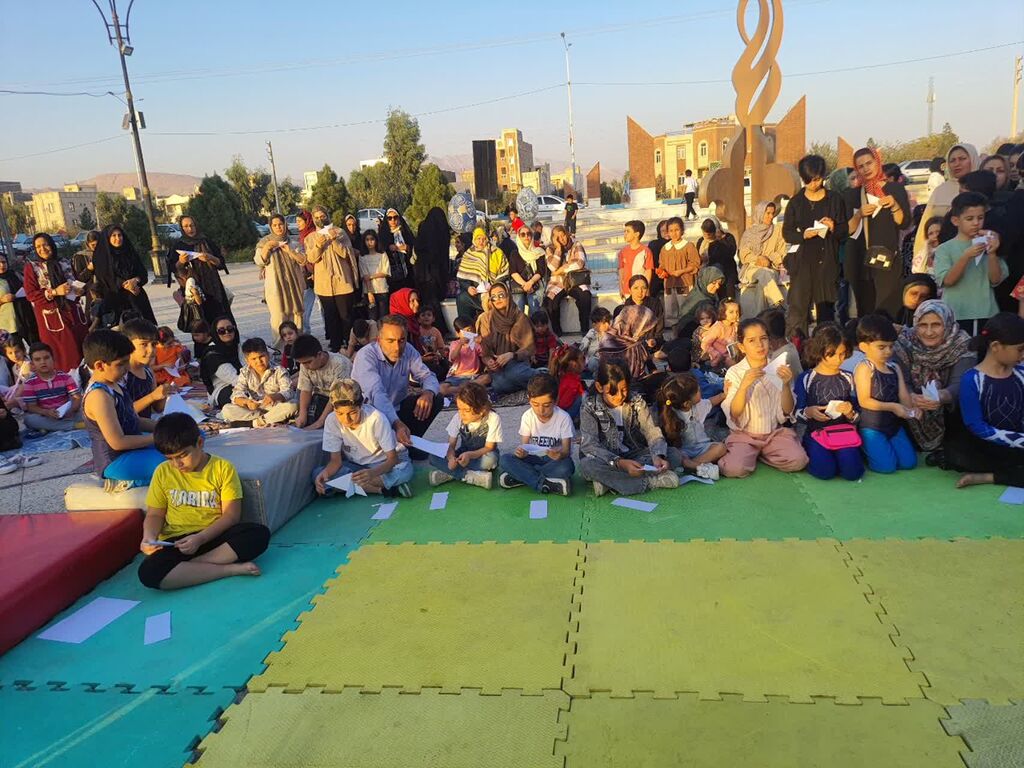 در گرمسار، کانون و دستگاه‌های عضو ستاد هفته کودک، اوریگامی صلح را به آسمان فرستادند