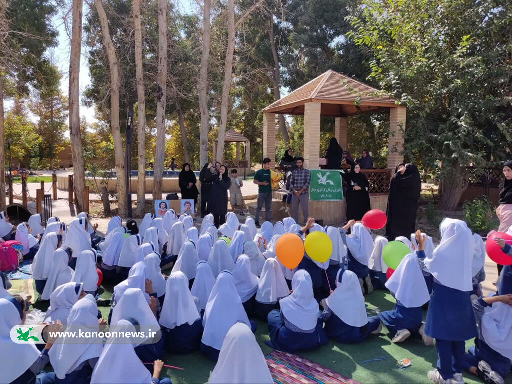 نمایشگاه قابهایی از جنس درختان در خاتم گشایش یافت