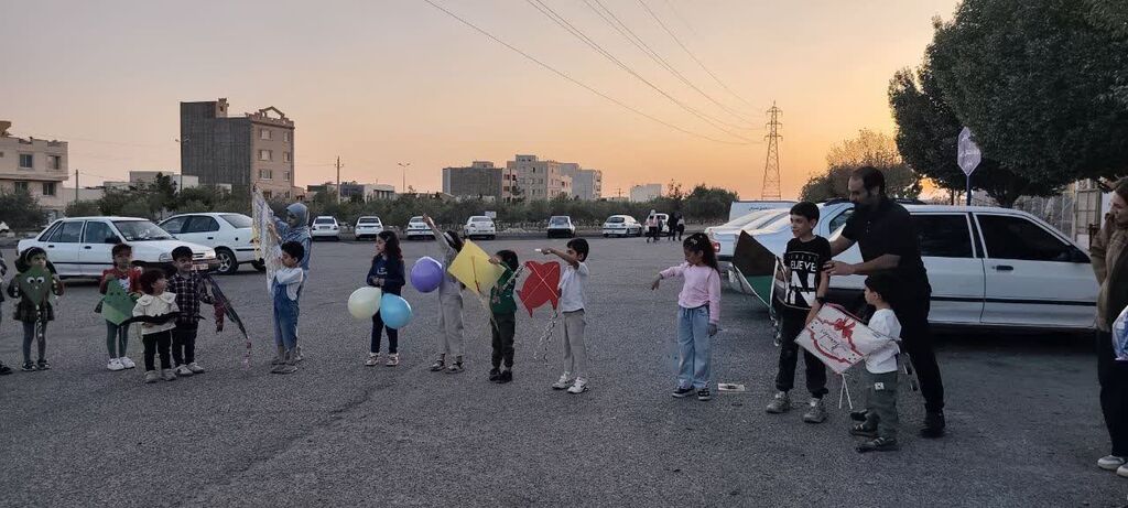 آسمان شهر با خلاقیت اعضای مجتمع فرهنگی هنری سمنان و خانوادهها رنگین شد