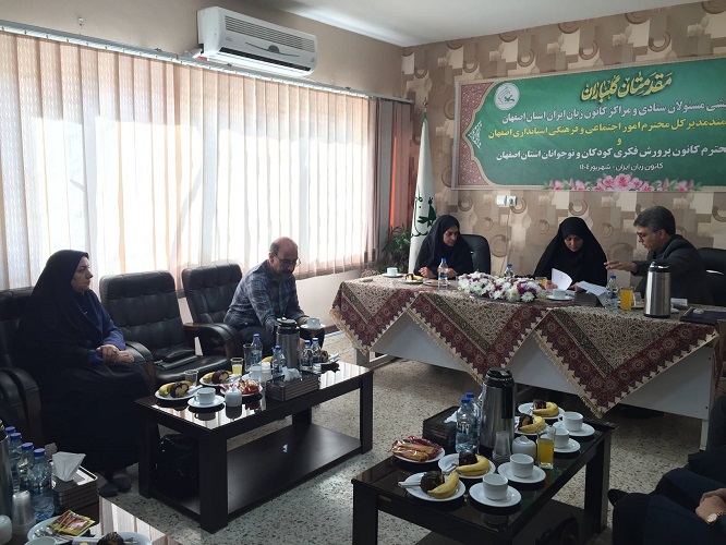 نشست هماندیشی مدیرکل امور اجتماعی و فرهنگی استانداری، مدیرکل کانون پرورش فکری استان و مدیر کانون زبان اصفهان