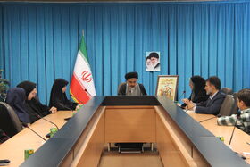 دیدار صمیمی کودکان و نوجوانان با نماینده ولی فقیه در استان