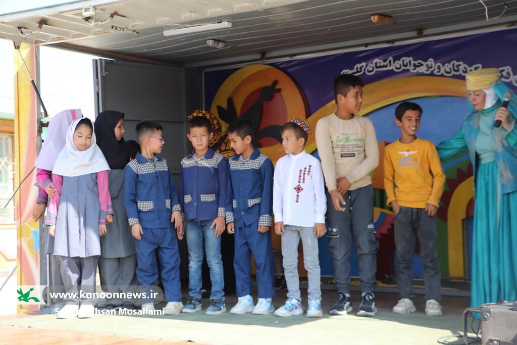 لبخند کودکان روستای «قلعهجیغ بزرگ»گمیشان با حضور پیک امید کانون گلستان