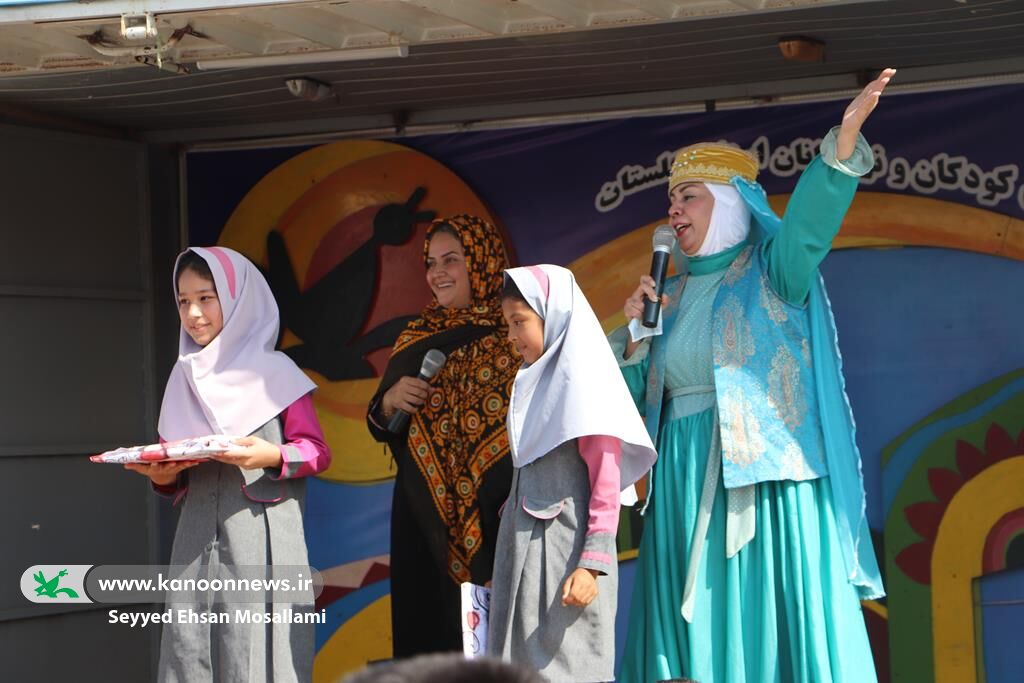 لبخند کودکان روستای «قلعه‌جیغ بزرگ»گمیشان با حضور پیک امید کانون گلستان