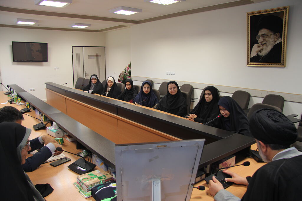 دیدار صمیمی کودکان و نوجوانان با نماینده ولی فقیه در استان