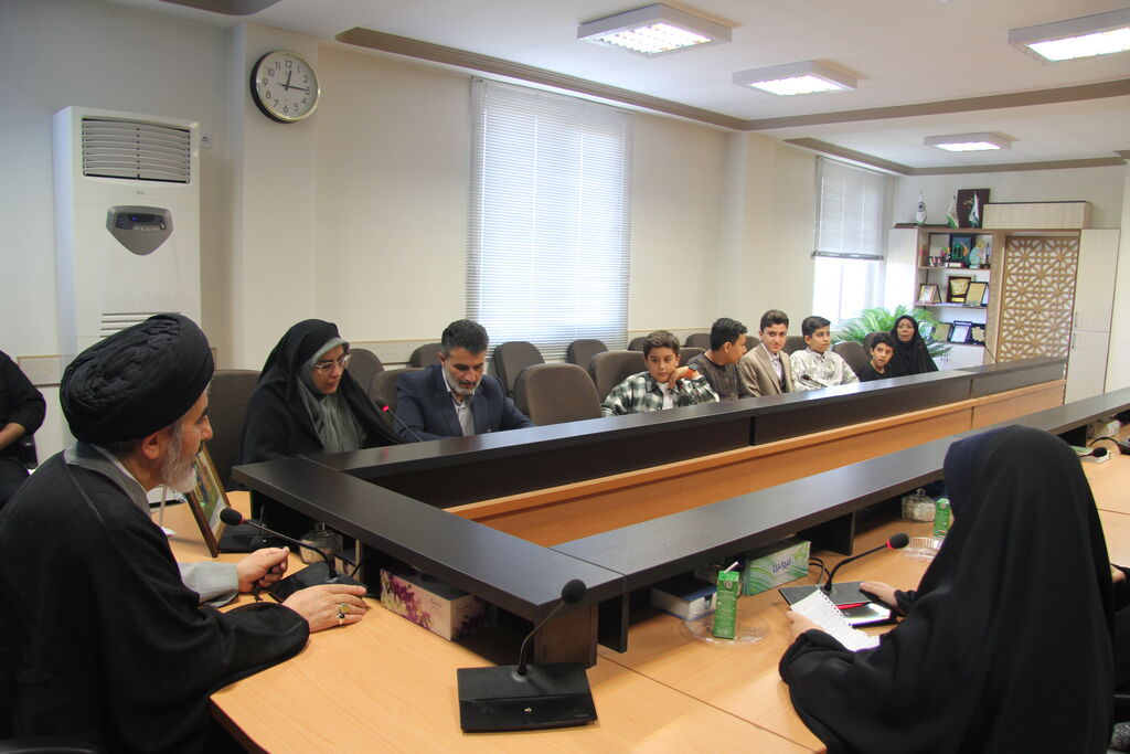 دیدار صمیمی کودکان و نوجوانان با نماینده ولی فقیه در استان