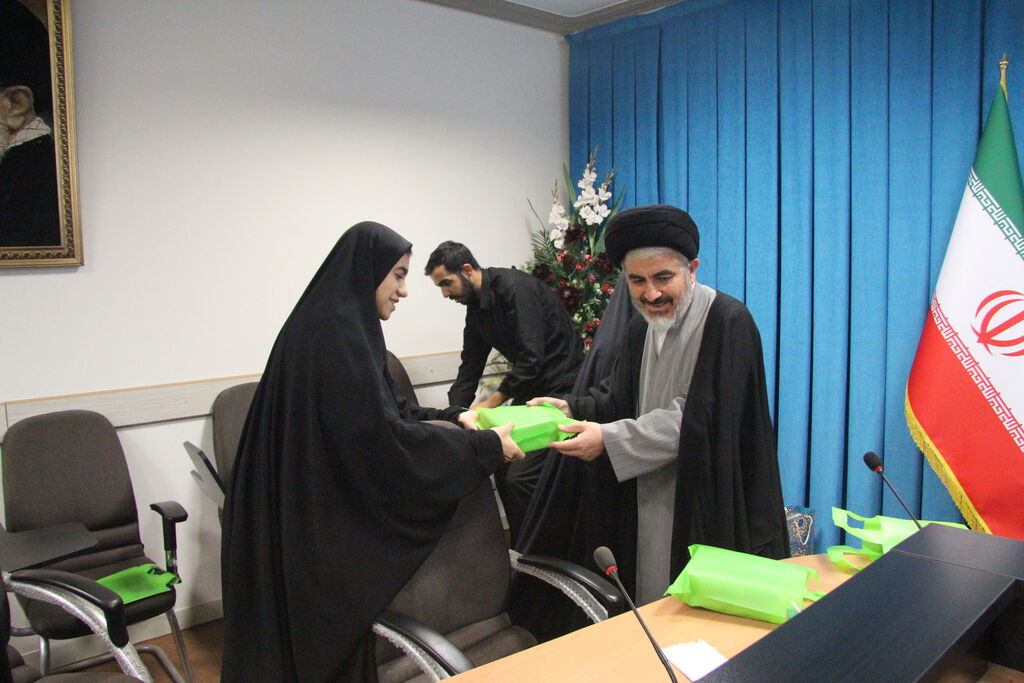 دیدار صمیمی کودکان و نوجوانان با نماینده ولی فقیه در استان