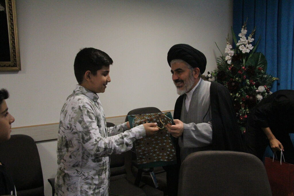 دیدار صمیمی کودکان و نوجوانان با نماینده ولی فقیه در استان