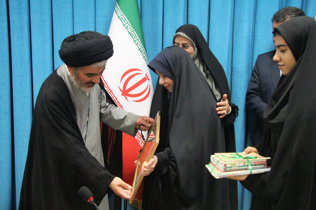 دیدار صمیمی کودکان و نوجوانان با نماینده ولی فقیه در استان