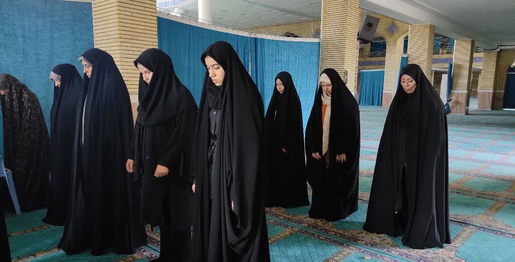 دیدار صمیمی کودکان و نوجوانان با نماینده ولی فقیه در استان